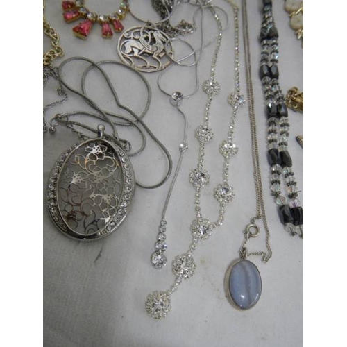 507 - Approximately 30 assorted necklaces, all in good condition.