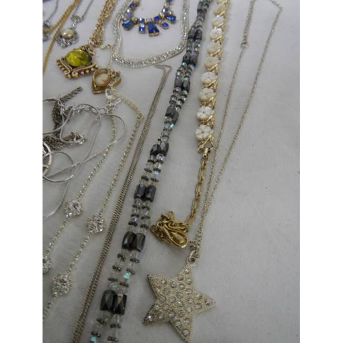 507 - Approximately 30 assorted necklaces, all in good condition.