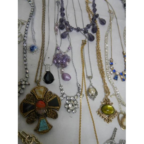 507 - Approximately 30 assorted necklaces, all in good condition.