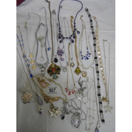 507 - Approximately 30 assorted necklaces, all in good condition.