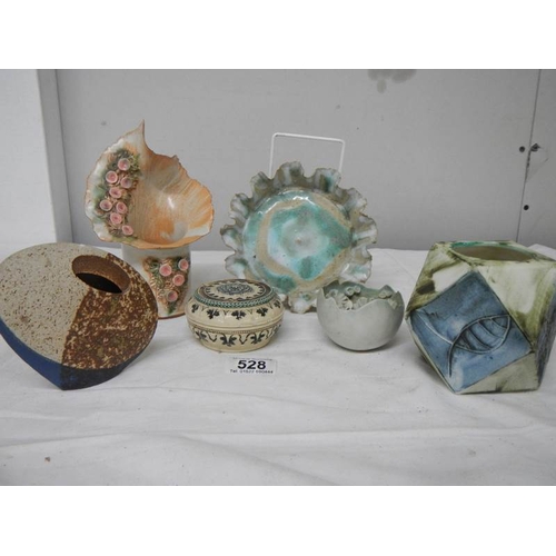 528 - 6 items of Studio pottery including Carn Pottery, Cornwall.