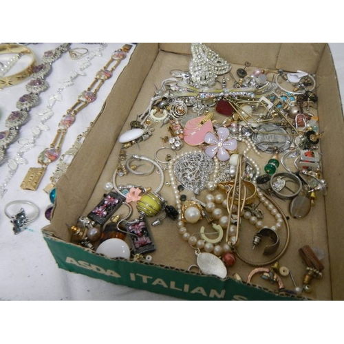 535 - A mixed lot of costume jewellery including necklaces, bangles, rings etc and a small clock.