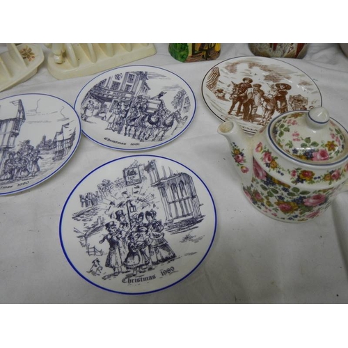 778 - A mixed lot of interesting ceramics including Poole, Coalport, art pottery, collector's plate, toast... 