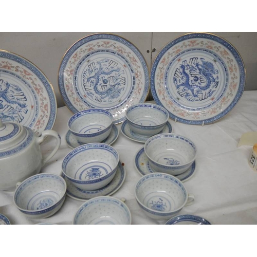 782 - A good lot of mid 20th century blue and white china, approximately 30 items.