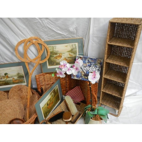 805 - A mixed lot of wicker items.