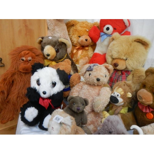 806 - A good lot of soft toys.