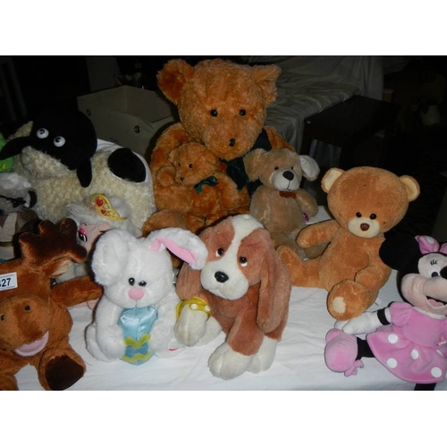 827 - A large quantity of soft toys including Bugs Bunny, MIckey Mouse etc., In excess of 30 in total.