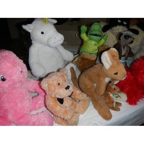 827 - A large quantity of soft toys including Bugs Bunny, MIckey Mouse etc., In excess of 30 in total.