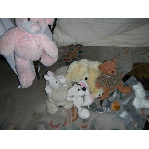 827 - A large quantity of soft toys including Bugs Bunny, MIckey Mouse etc., In excess of 30 in total.