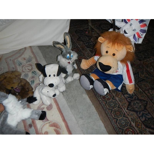 827 - A large quantity of soft toys including Bugs Bunny, MIckey Mouse etc., In excess of 30 in total.