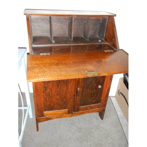 828 - A 1930's oak bureau in good condition.