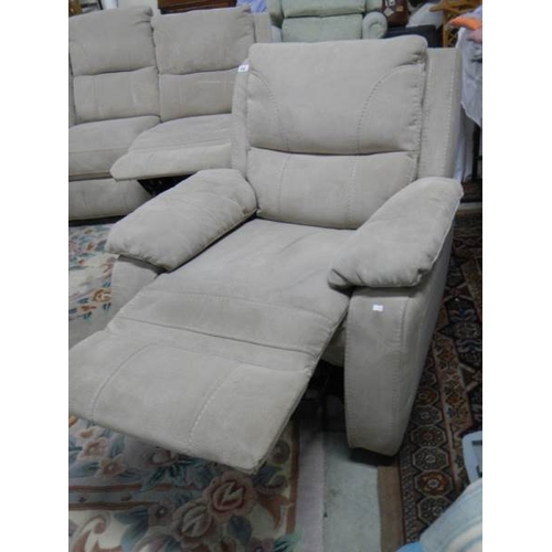 840 - A good three piece reclining suite.