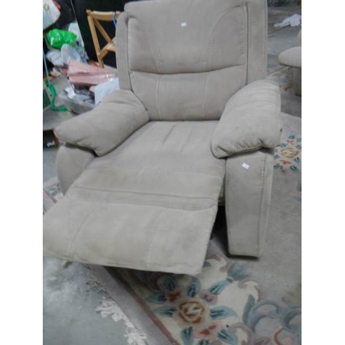 840 - A good three piece reclining suite.