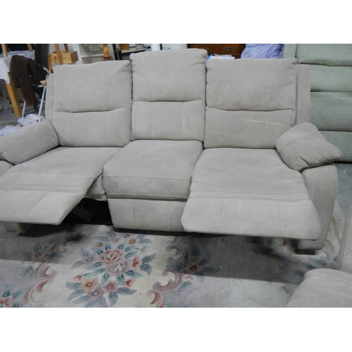 840 - A good three piece reclining suite.