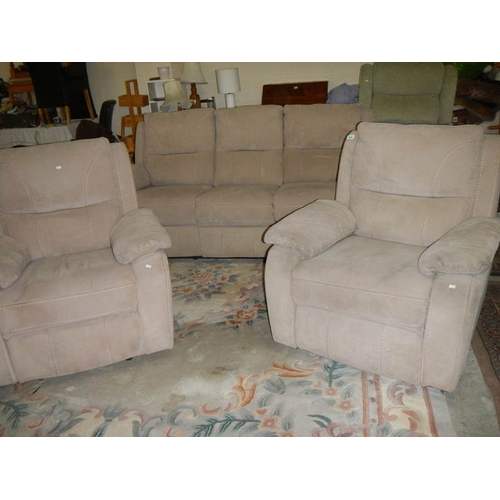 840 - A good three piece reclining suite.