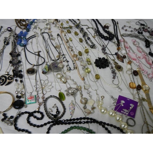 541 - A good large lot of costume jewellery including necklaces, earrings, bracelets, wrist watch etc., al... 