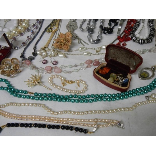 541 - A good large lot of costume jewellery including necklaces, earrings, bracelets, wrist watch etc., al... 