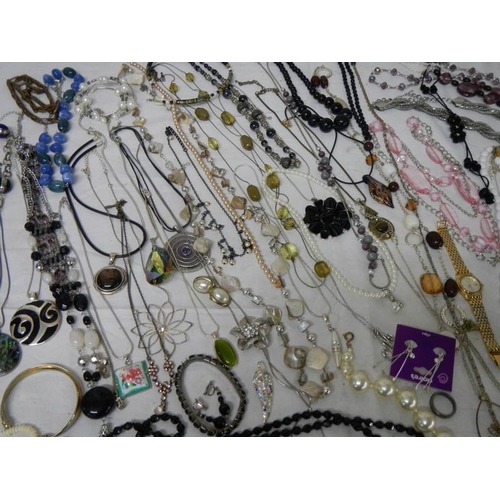 541 - A good large lot of costume jewellery including necklaces, earrings, bracelets, wrist watch etc., al... 