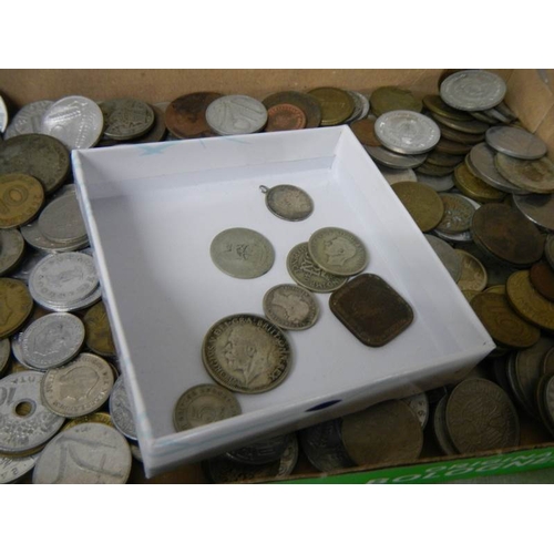 584 - A mixed lot of foreign coins.