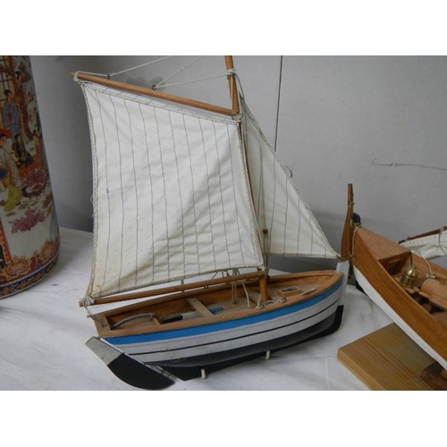 591 - 2 good model sailing boats, small 33 cm long, large 62 cm long.