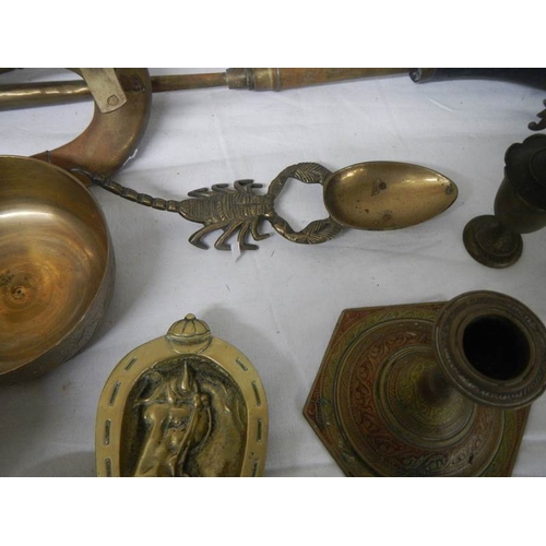 592 - A mixed lot of old brassware, horn works but brass is cracked, also a modern clock.