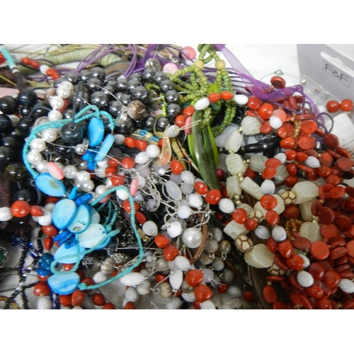 593 - A mixed lot of unsorted costume jewellery.