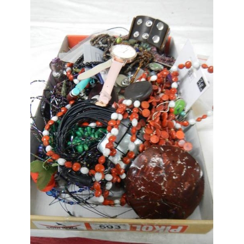 593 - A mixed lot of unsorted costume jewellery.