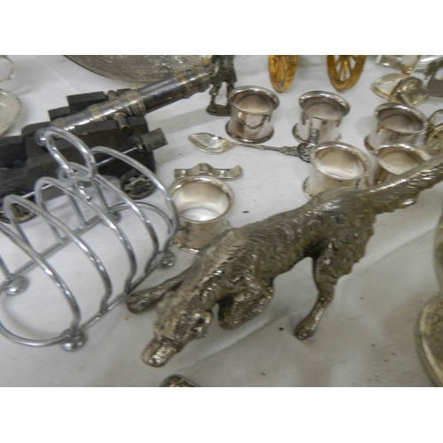 594 - A mixed lot of silver plate items including napkin rings.