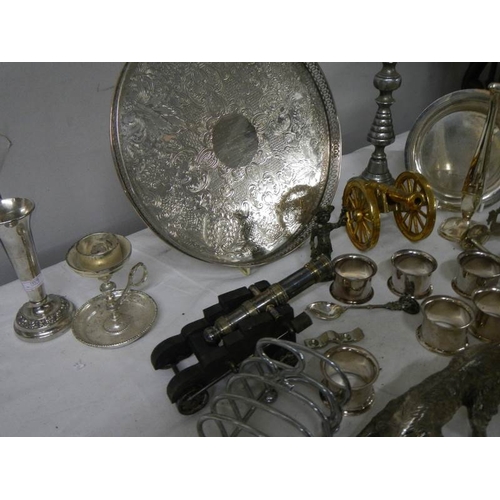 594 - A mixed lot of silver plate items including napkin rings.