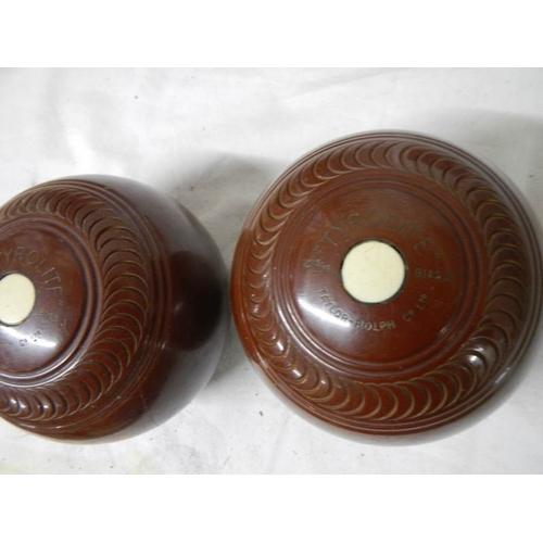 600 - A cased pair of vintage lawn bowls.