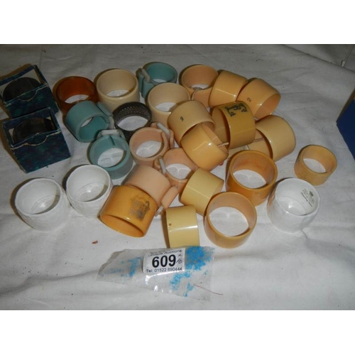 609 - A mixed lot of vintage napkin rings.