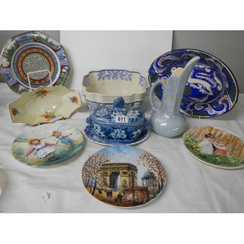 611 - Approximately 26 items of collectable 20th century ceramics.