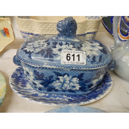 611 - Approximately 26 items of collectable 20th century ceramics.