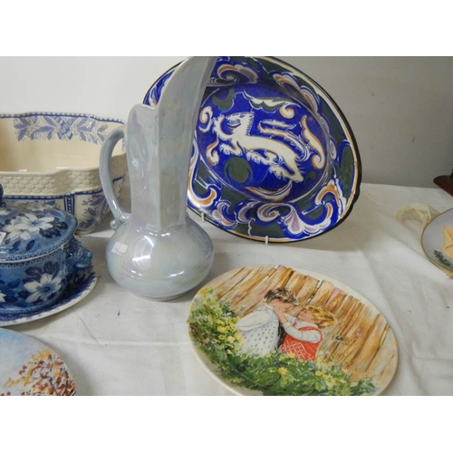 611 - Approximately 26 items of collectable 20th century ceramics.