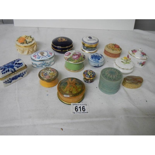 616 - A mixed lot of interesting ceramic and wood trinket/pill boxes.