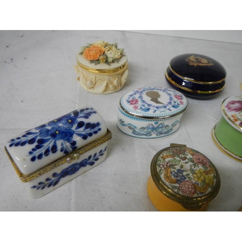 616 - A mixed lot of interesting ceramic and wood trinket/pill boxes.