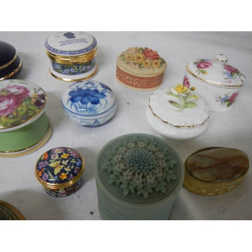 616 - A mixed lot of interesting ceramic and wood trinket/pill boxes.