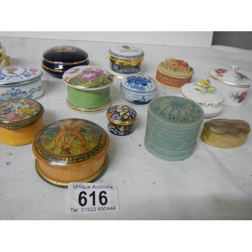 616 - A mixed lot of interesting ceramic and wood trinket/pill boxes.