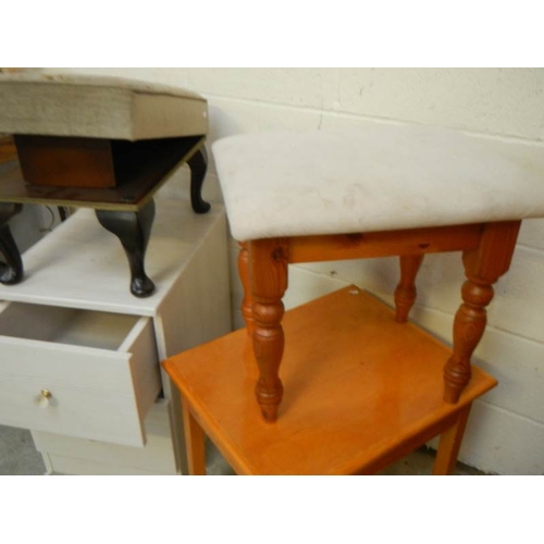 633 - 2 stools, a small side table and a white painted chest.