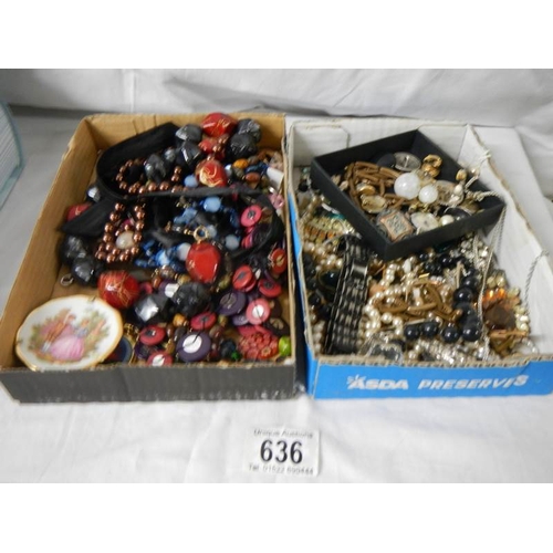 636 - 2 trays of unsorted costume jewellery.