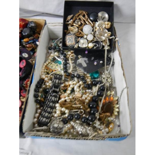 636 - 2 trays of unsorted costume jewellery.