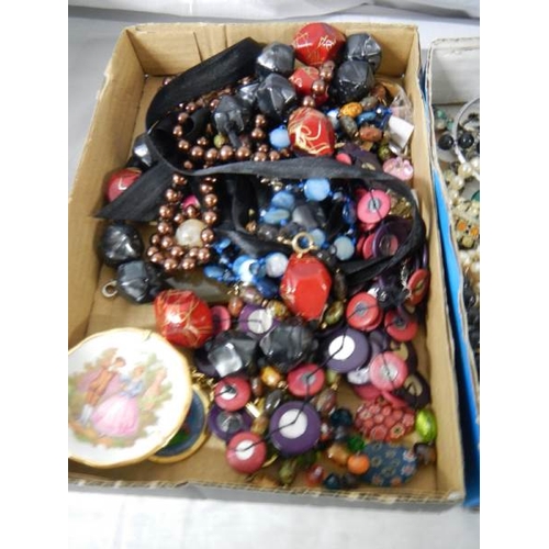 636 - 2 trays of unsorted costume jewellery.