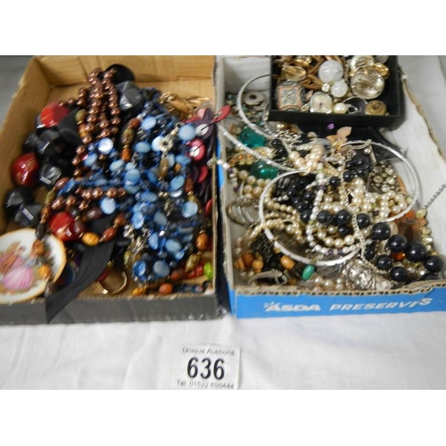 636 - 2 trays of unsorted costume jewellery.