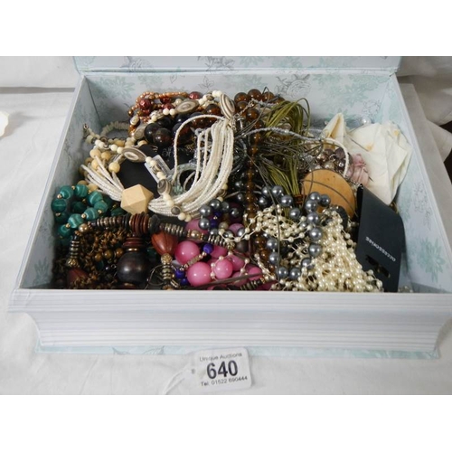 640 - A mixed lot of unsorted costume jewellery.