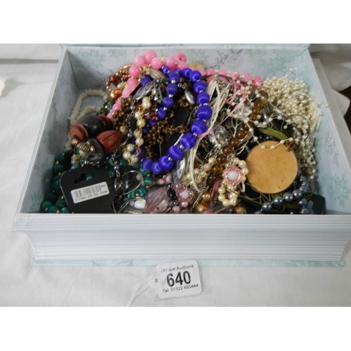 640 - A mixed lot of unsorted costume jewellery.