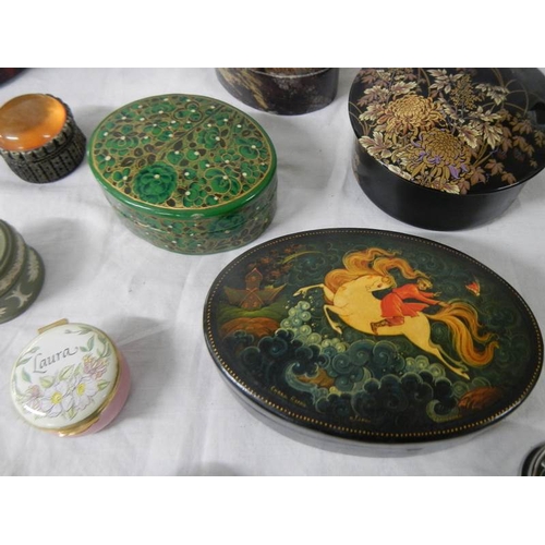 650 - A mixed lot of trinket boxes including lacquered.