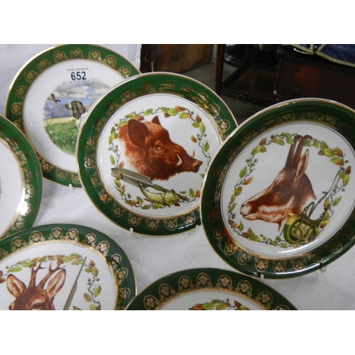 652 - Ten collector's plates depicting dogs and other animals.