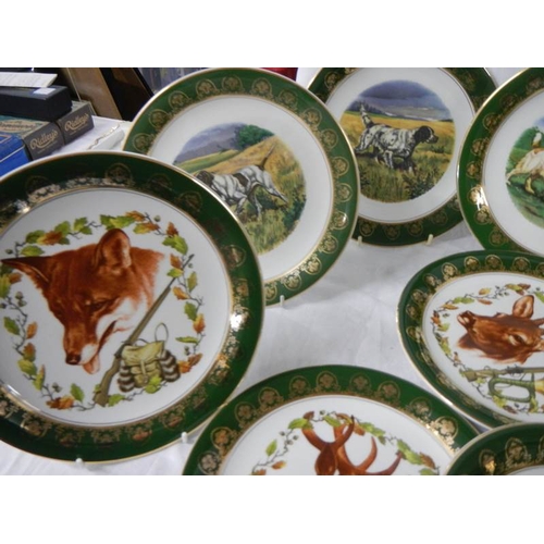 652 - Ten collector's plates depicting dogs and other animals.