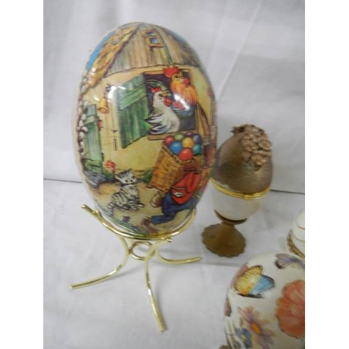 658 - A mixed lot of decorative collector's eggs in china and other materials.