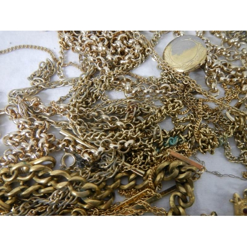 662 - A mixed lot of yellow metal jewellery, chains etc.,